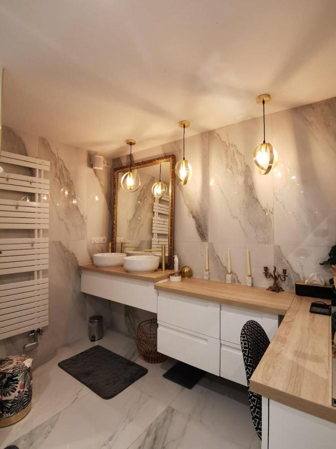 L'hermine Vue Exceptionnelle, Prestation Luxe Contemporaine Avec Cinema Et Spa, Borne Voit électrique