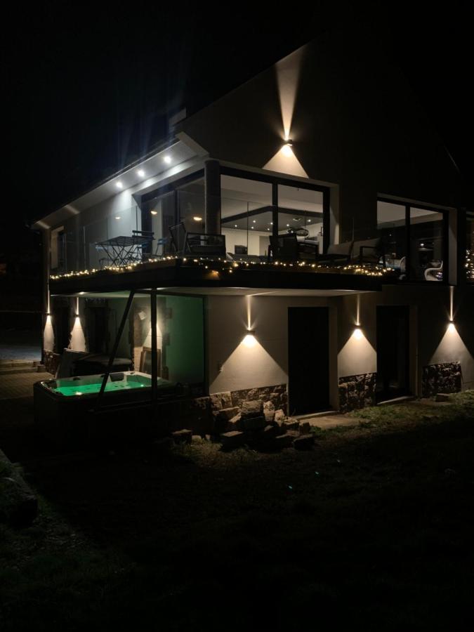 L'hermine Vue Exceptionnelle, Prestation Luxe Contemporaine Avec Cinema Et Spa, Borne Voit électrique